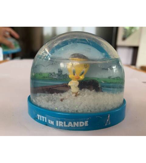 Looney Tunes Tweety snowball in Ireland  Atlas Edition-